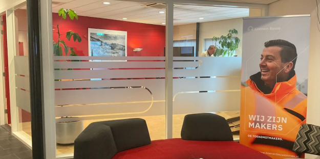 Ontvangstruimte Koenen Bouw met poster