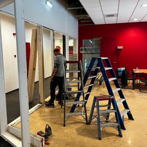 Verbouwing van de ontvangstruimte van Koenen Bouw