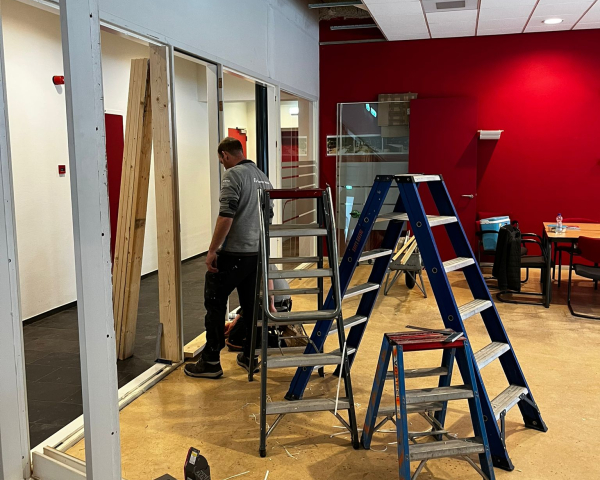 Verbouwing van de ontvangstruimte van Koenen Bouw