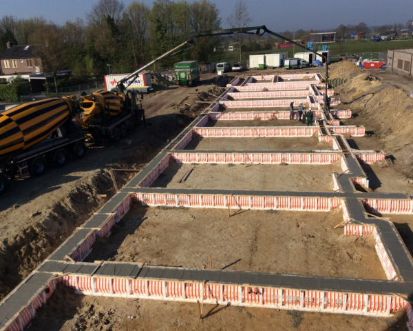 Eerste funderingsbalk gestort lucht.png